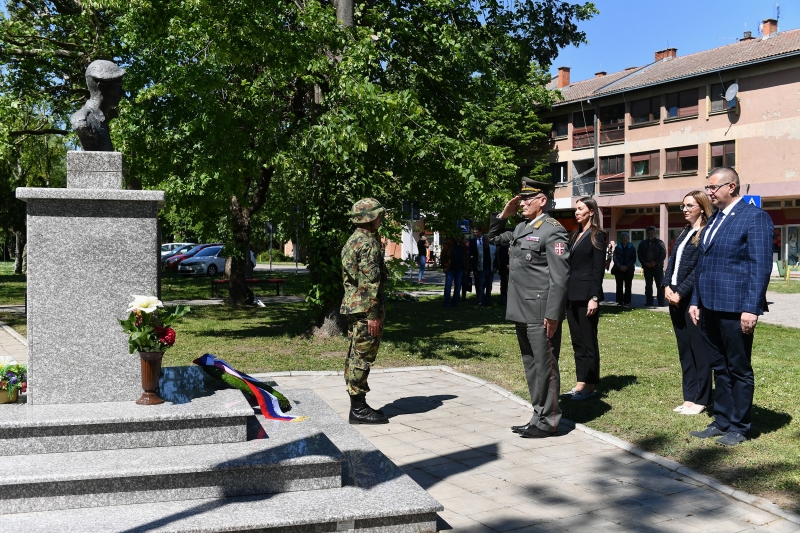 Delegacija Ministarstva odbrane i VS položila venac na spomenik palom borcu sa Košara Tiboru Cerni