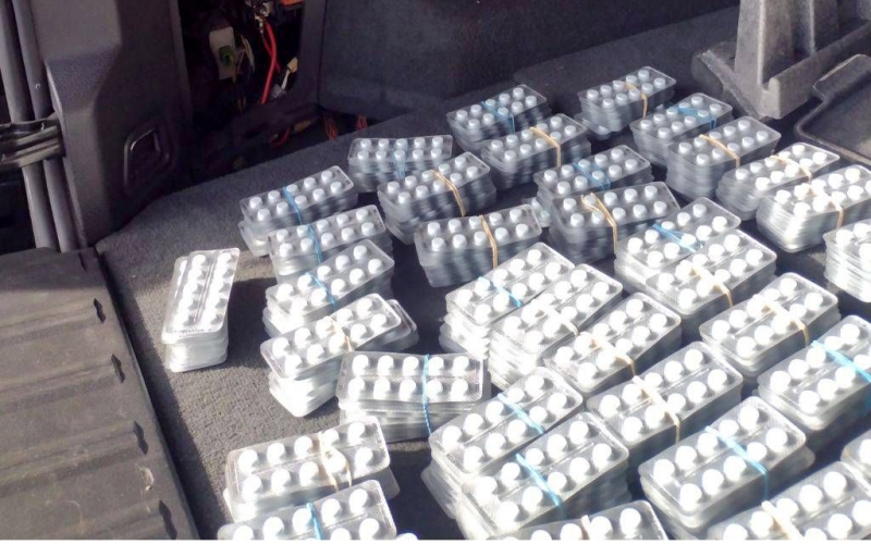 Na Horgošu UHAPŠENA dvojica muškaraca zbog pokušaja šverca 161.000 tableta droge